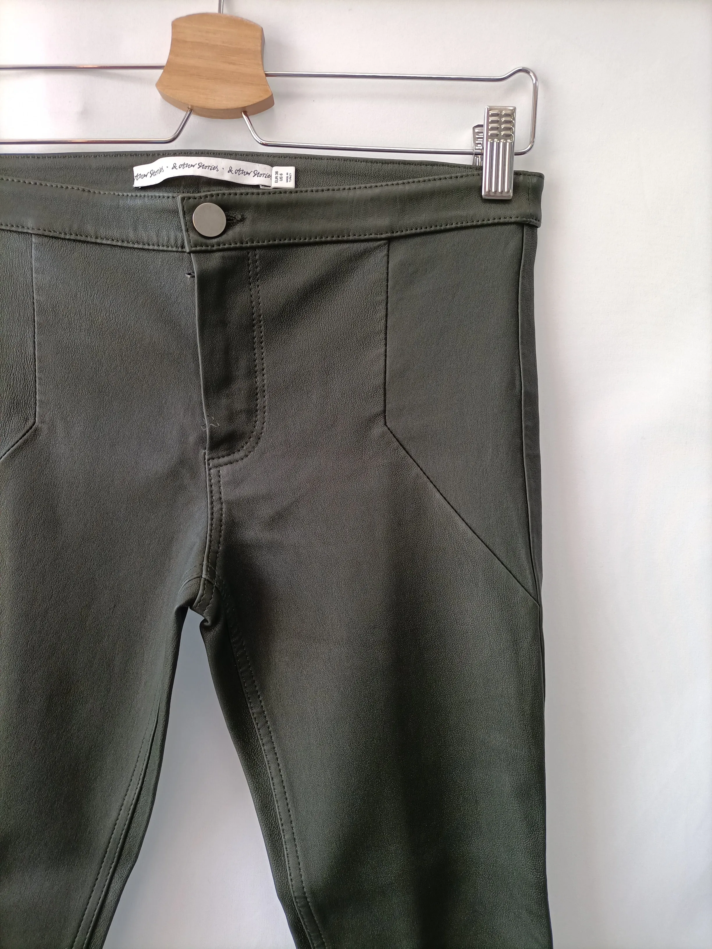 &OTHER STORIES. Leggins verde efecto piel T.36