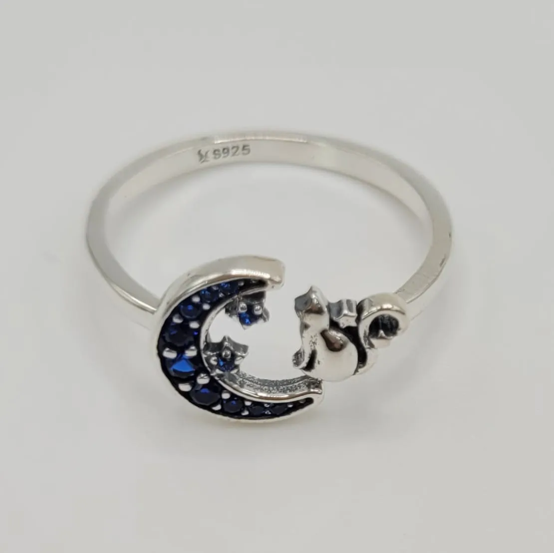 Anillo de Plata de Ley con gatito y luna de circonitas azules