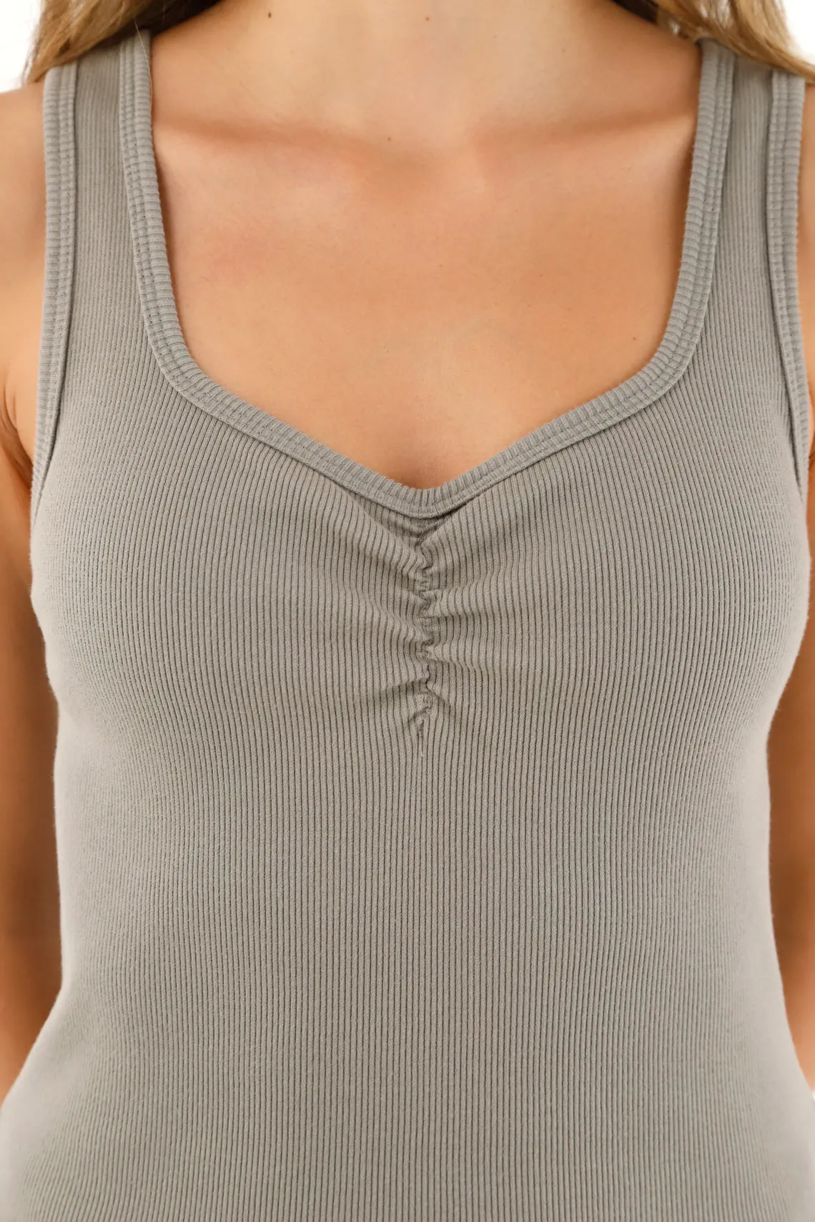 Camiseta gris con recogido en escote para mujer