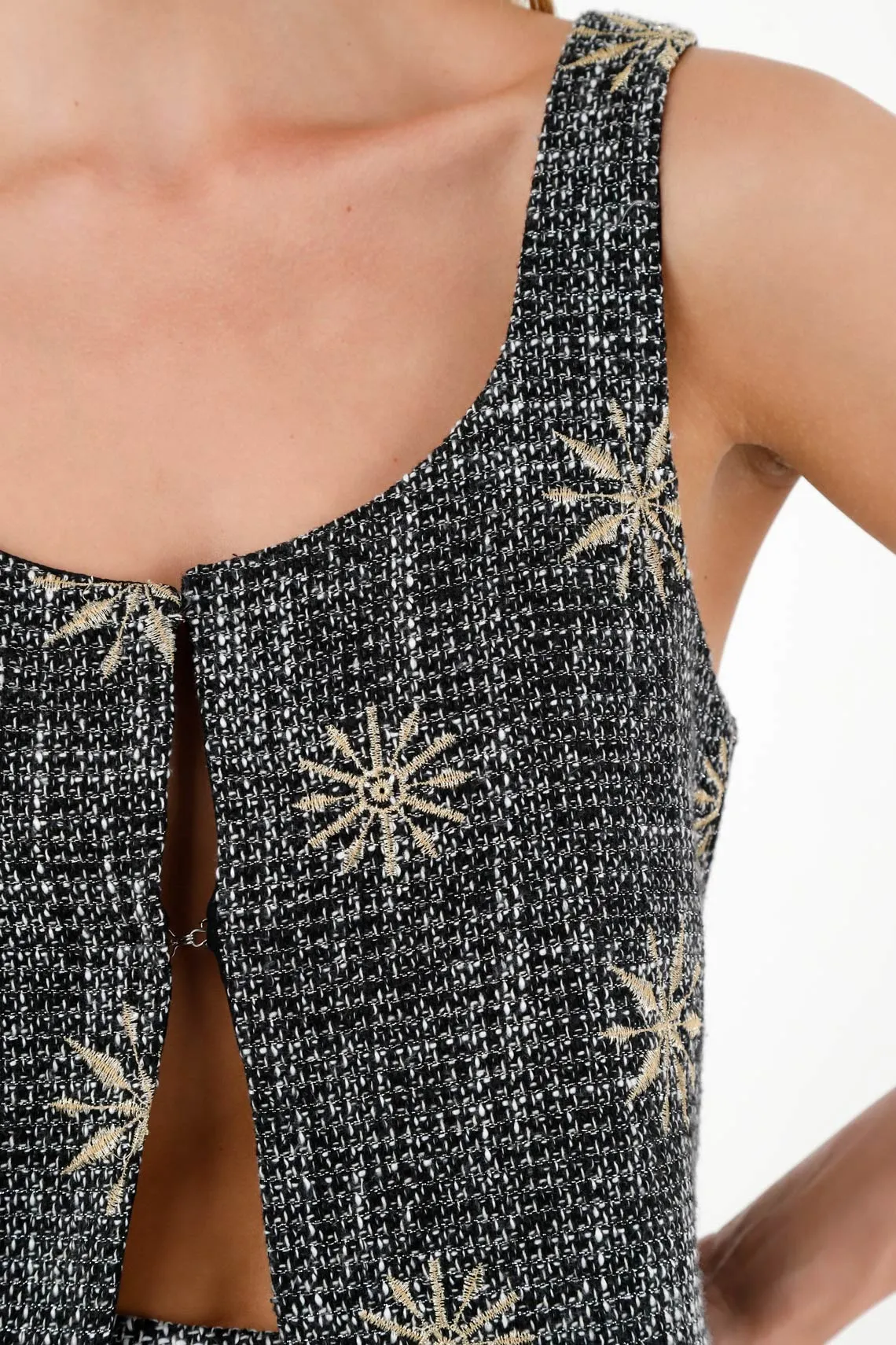 Chaleco con detalles de brillo negro para mujer