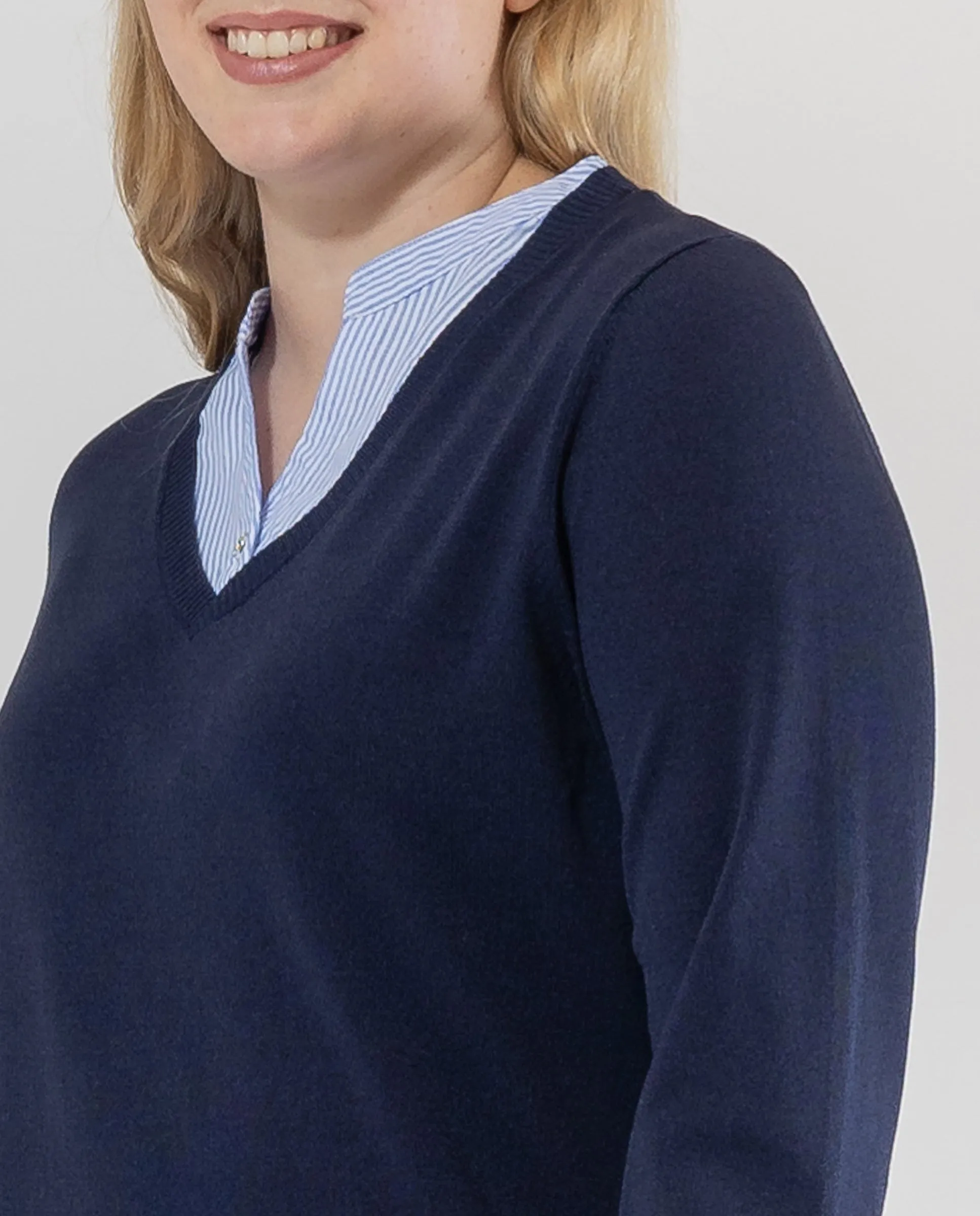 JERSEY ESCOTE PICO Y MANGA LARGA CON CUELLO Y FALDON AZUL OSCURO