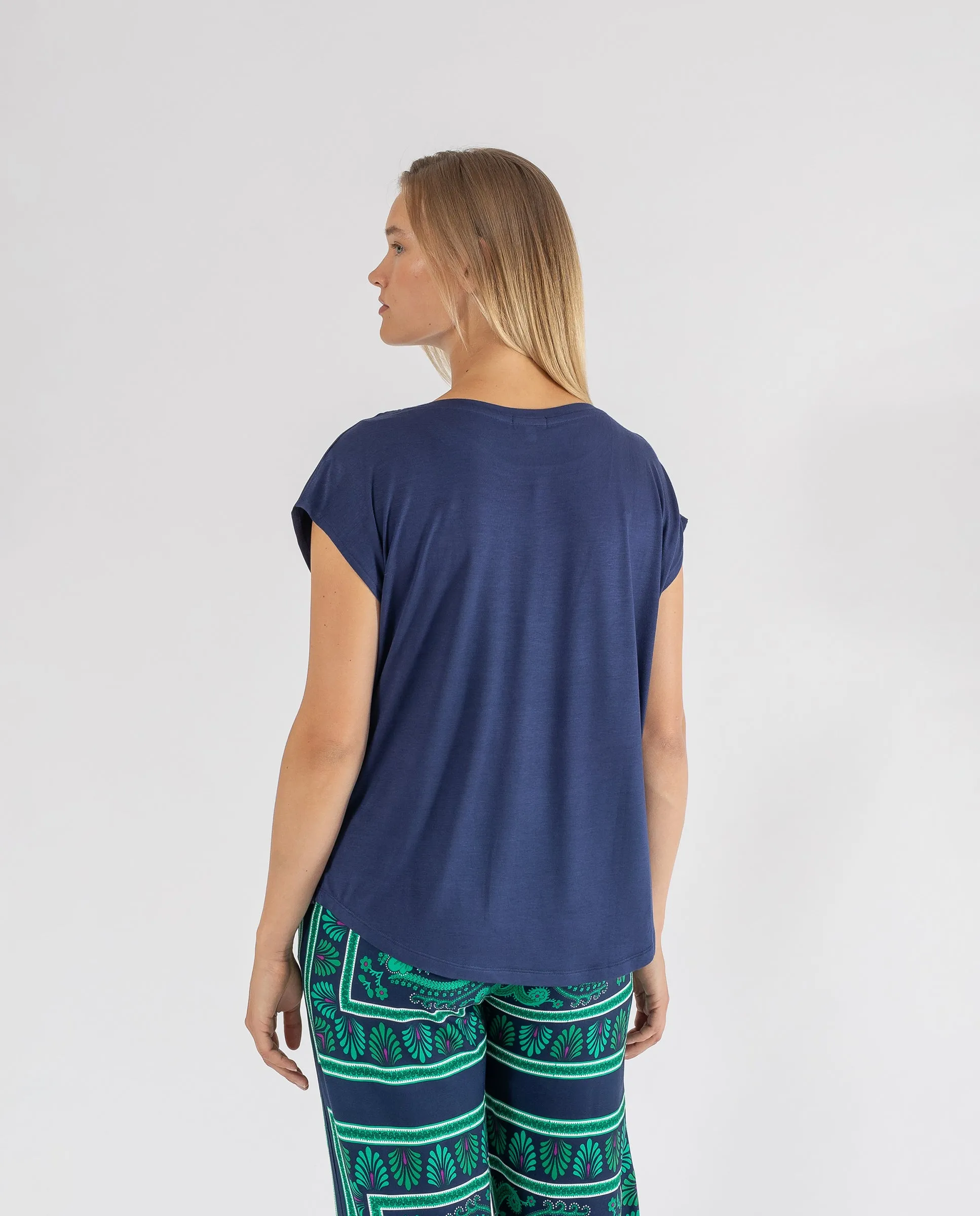 TOP SATINADO CON DETALLE EN CUELLO AZUL OSCURO