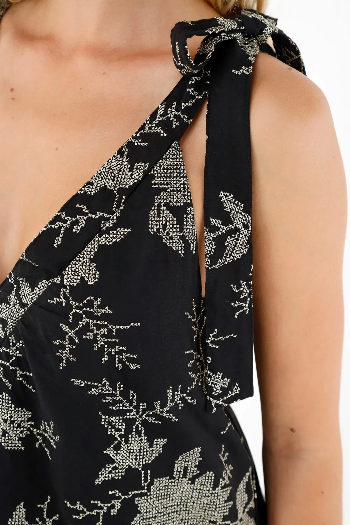 Vestido negro con detalles bordados para mujer